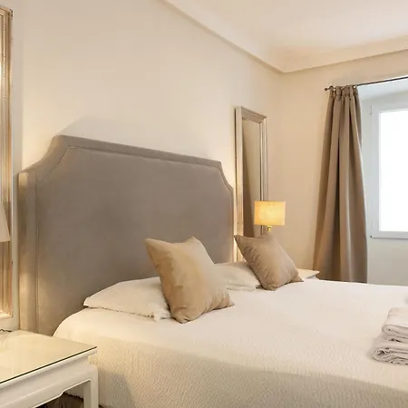 Moderno, Con Spazio Esterno Privato 아파트 *